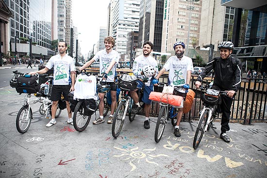 Ciclistas do "bonde" Sul da Bicicletada Nacional Rumo  Rio+20, que saram de So Paulo pedalando para o Rio