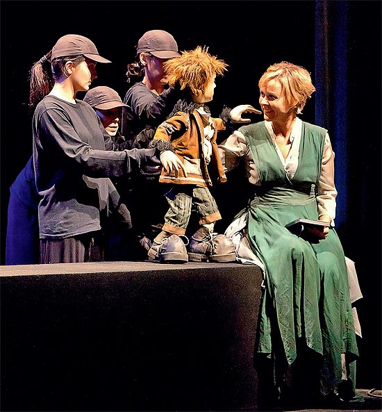 A atriz Giulia Gam com o boneco Pedro e os manipuladores no espetculo "Pedro e o Lobo" 