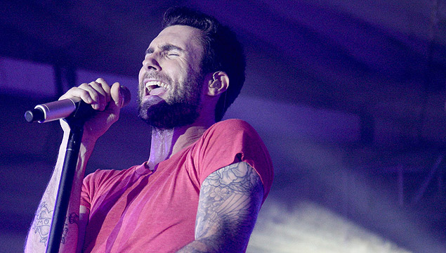 ORG XMIT: LAA03 Adam Levine and Maroon 5 perform during an event by Google and T-Mobile celebrating the launch of Google Music in Los Angeles, California November 16, 2011. Google Inc. has turned on the music at its new online store, aiming to wrest the lead from Apple Inc. and Amazon.com Inc. in audio entertainment distribution despite the absence of a major record label. REUTERS/Jason Redmond (UNITED STATES - Tags: ENTERTAINMENT BUSINESS SCIENCE TECHNOLOGY)