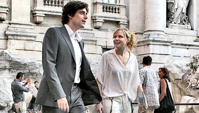 Em &quot;Para Roma com Amor&quot;, Flavio Parenti e Alison Pill vivem um italiano e uma americana que se apaixonam