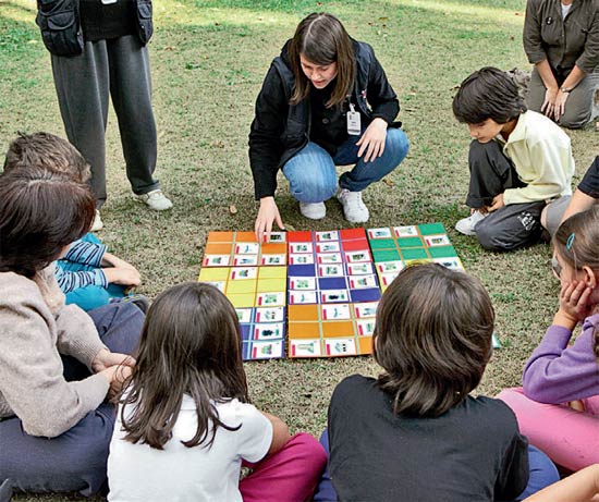Crianças participam de jogo ao ar livre em edição anterior do evento "Uma Tarde no Museu", 