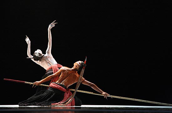 Bailarinos do Legend Lin Dance Theatre, de Taiwan, que se apresenta pela primeira vez no Brasil com "Chants de la Destine"