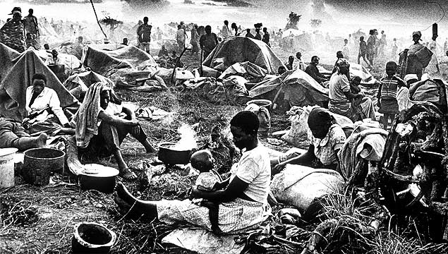 Imagem de refugiados clicada em 1994 na Tanznia integra a srie "xodos", de Sebastio Salgado, tema do livro de Jean Galard