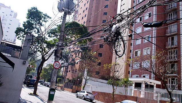SAO PAULO, SP, BRASIL, 01-08-2012 Cabos de telefonia dependurados na Rua Inhambu, no bairro de Moema (Foto: Erick Diniz/ Folhapress, REVISTA)