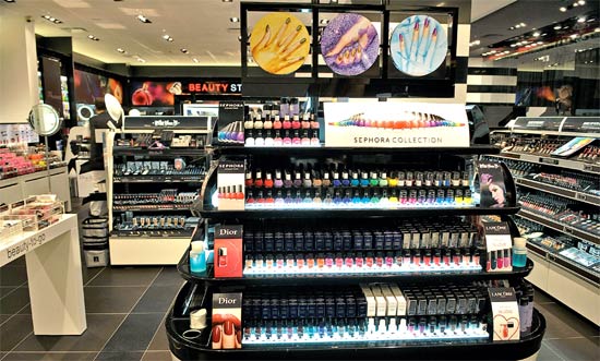 Totem da Sephora no Shopping JK Iguatemi exibe esmaltes coloridos de linha prpria, de melhor custo-benefcio