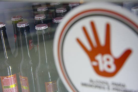 Aviso sobre a probio da venda de bebidas para menores afixado em geladeira de posto de gasolina em So Paulo