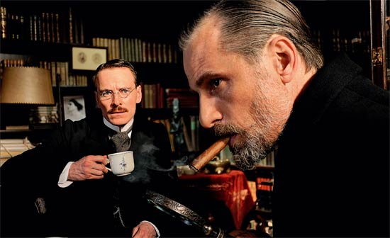 Michael Fassbender (à esq.) na pele de Jung e Viggo Mortensen, que vive Freud