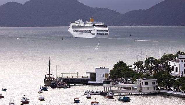 Navio Costa Victoria deixa o porto de Santos na temporada passada de cruzeiros