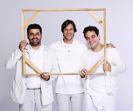 Marcelo Flores, Vladimir Brichta e Claudio Gabriel interpretam a comédia "Arte", com direção de Emílio de Mello
