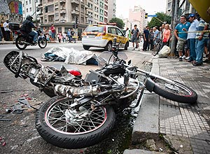 Homem morre aps a moto que dirigia se chocar com um caminho na rua Ana Cintra