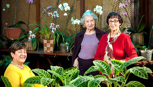 Da esq. para dir., Maria Ignez Perez, 73, Maria Aparecida Mesquita, 96, e Lilly Grossmann, 90, no residencial Santa Catarina
