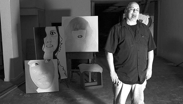 O escritor e artista plastico Alex Antunes, em seu atelie na regiao central de So Paulo