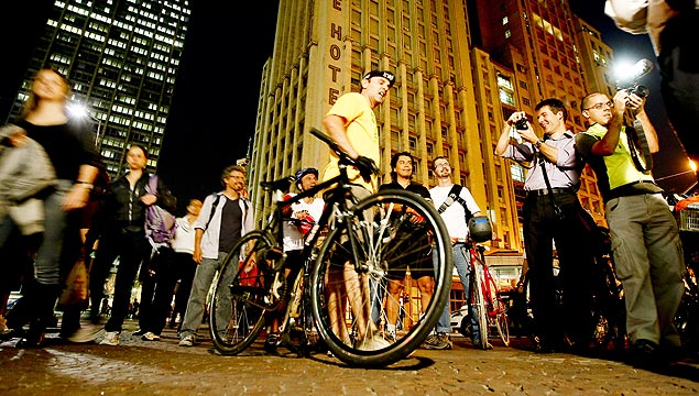 Ciclista no centro de So Paulo; cidade tem cerca de 350 mil viagens dirias em bicicleta 