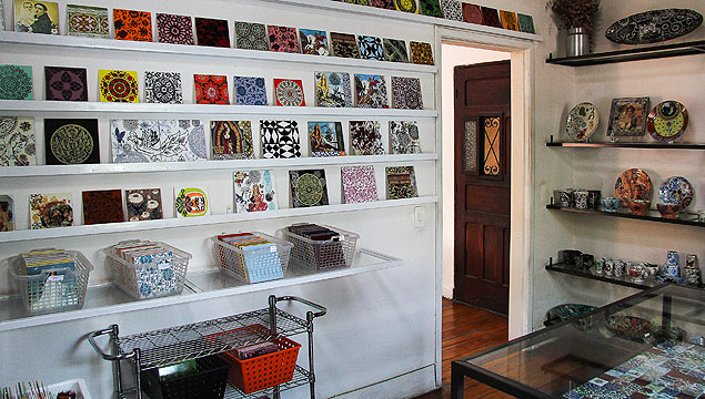 Ambiente da loja e ateli de Calu Fontes, que vende azulejos e utenslios para casa em cermica e porcelana