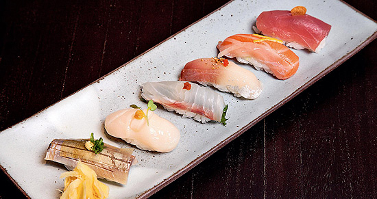 Degustação de seis sushis (foto) do Sakagura A 1 inclui sardinha, vieira, robalo, buri, salmão e atum