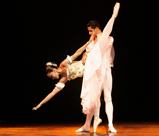Apresentação dos bailarinos do Ballet para Cegos Fernanda Bianchini 