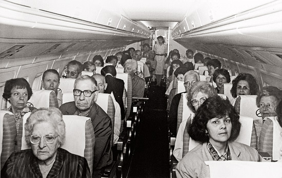 Turistas em um dos primeiros voos fretados pela CVC, nos anos 1980