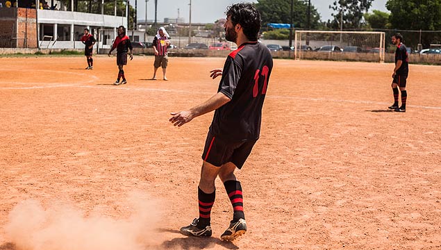 Time Autnomos Futebol Clube joga em campo de terra na Lapa (zona oeste de So Paulo)