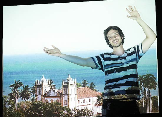 Eduardo Sivieri, com projeo da cidade de Olinda, que no conseguiu comprar passagem pela internet