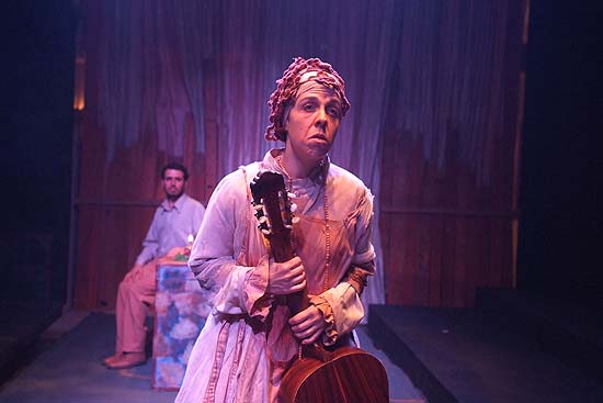 Beto Magnani (ao fundo) e Juliana Fagundes em cena da peça "Borboleta Azul", da Cia. Pessoal do Faroeste