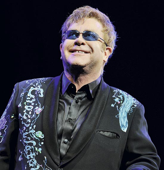 O cantor Elton John teria pago cerca de R$65 mil para ter seu segundo filho
