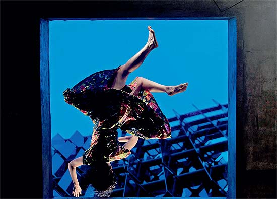 Vista de baixo, Morena Nascimento dança deitada sobre claraboia de vidro em "Claraboia"