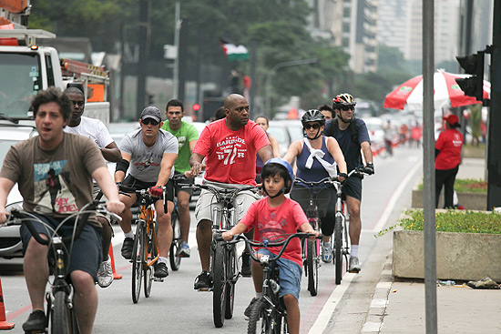 Ciclistas passeiam pela ciclofaixa na avenida Paulista 