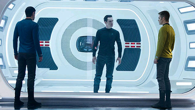 Da esq. para a dir.: os atores Zachary Quinto, Benedict Cumberbatch e Chris Pine no filme "Star Trek - Alm da Escurido" 