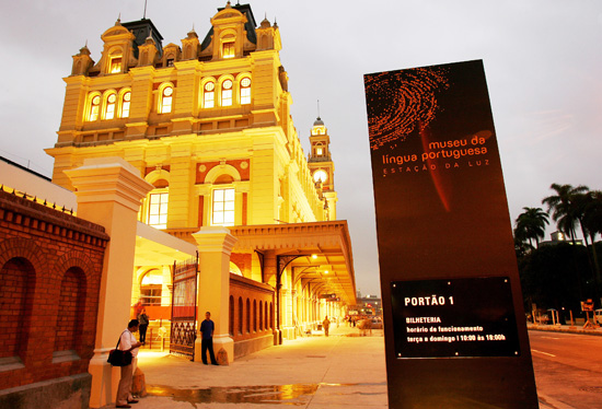 Entrada principal do Museu da Lngua Portuguesa, instalado no prdio da Estao da Luz 