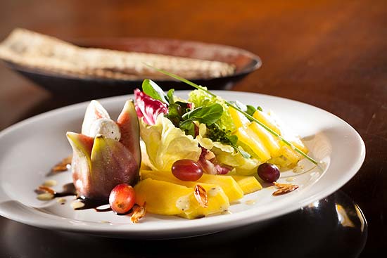 Salada tropical, do Banana Verde, leva folhas, frutas, queijo e amêndoas; abaixo veja a receita 