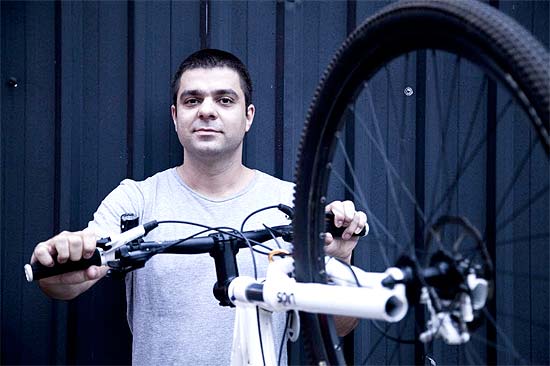 Daniel Spinelli, 31,  um dos organizadores do Bike Party SP, que realiza passeios ciclsticos mensais e temticos