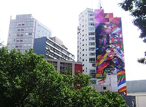 Vista da Casa das Rosas para o mural em homenagem a Niemeyer; de l, o artista Kobra consegue pensar em detalhes