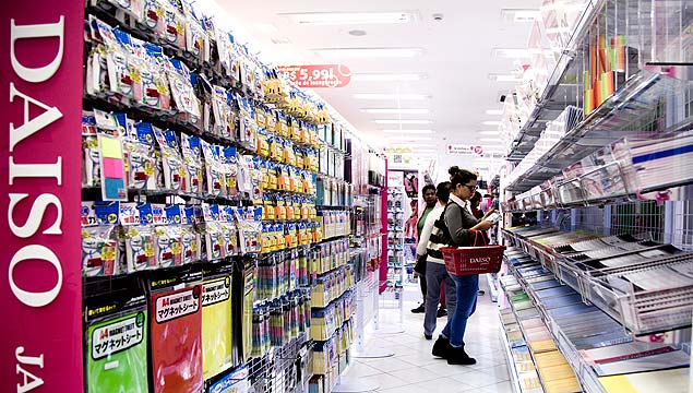 Na Daiso, filial de uma rede japonesa de lojas que acaba de chegar ao Brasil, qualquer item sai por R$ 5,99
