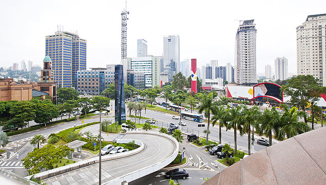 SAO PAULO, SP, BRASIL, 30-01-2013, 15h00: Vista da avenida Chucri Zaidan em frente ao Shopping Morumbi, Santo Amaro. (Foto: Ze Carlos Barretta/Folhapress SUP-IMOVEIS)*** FOTO EM ARTE E NO INDEXADA *** 