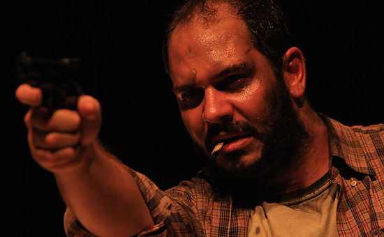 O espetáculo "Cru", que tem Sérgio Sartório no elenco, aborda a gênese da violência na alma humana através da ação de três personagens masculinos