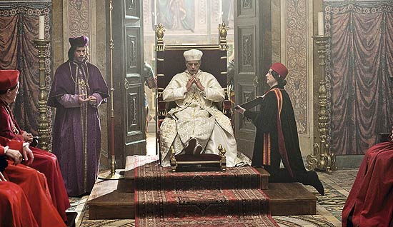 O ator Jeremy Irons (centro) no papel do papa Alexandre 6 em cena da primeira temporada