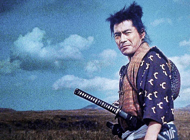 O ator Toshiro Mifune na pele do samurai Musashi