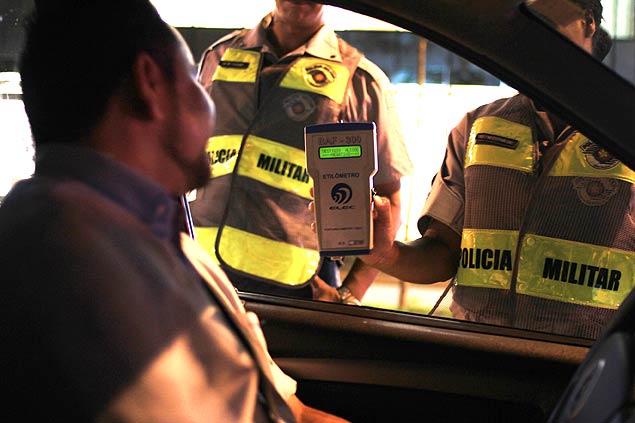 Policial faz teste no bafmetro em motorista na av. Chedit Jafet, em So Paulo