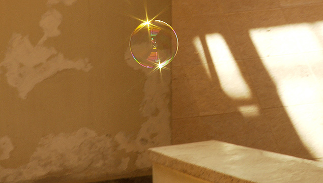 Frame de "O Inquilino", vídeo que poderá ser visto na mostra "Cao Guimarães - Ver É uma Fábula", no Itaú Cultural 