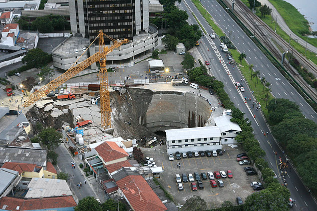 On January 12, 2007, during the construction of Pinheiros station, a large part of the site's access tunnel collapsed, opening an 80 m diameter crater, killing seven people