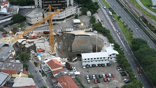 El 12 de enero del 2007, durante la construccin de la Estacin Pinheiros en la expansin de la lnea 4, una parte del tnel de acceso a la construccin de la estacin se desmoron, abriendo un crter de ms de ochenta metros de dimetro