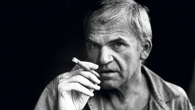 O escritor Milan Kundera acusa 'traição' de críticos