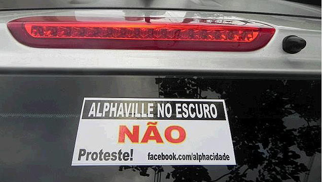 Carro de morador de Alphaville, que se mobilizaram e fizeram colantes para protestar contra problemas no fornecimento de energia na regio