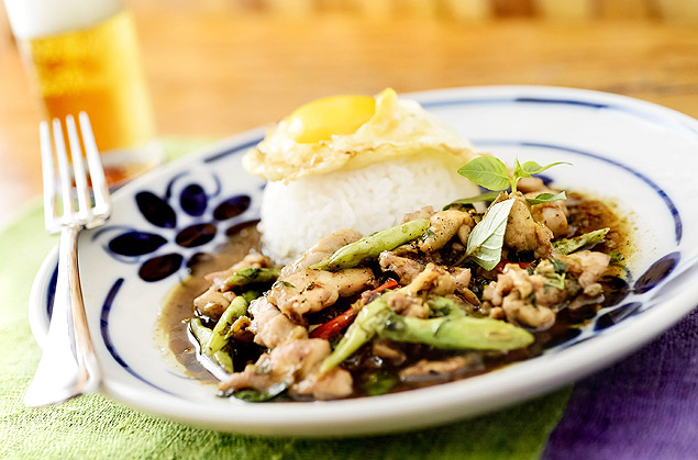 Frango na "wok" com manjerico, pimenta e vagem, servido com arroz jasmim e ovo frito, prato do festival tailands do Ob