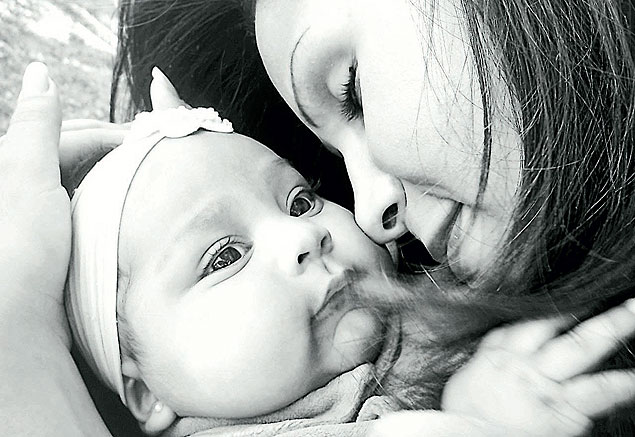 Foto da leitora Daisy Cristina da Silva, 23, com sua filha Gabriella