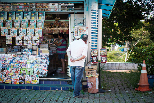 SAO PAULO, SP, BRASIL, 24 - 01 - 2013, 09:05. Homem le noticias de jornal em banca de jornais e revistas no distrito Cursino. (Foto: Alessandro Shinoda/Folhapress, IMOVEIS )***EXCLUSIVO FOLHA***