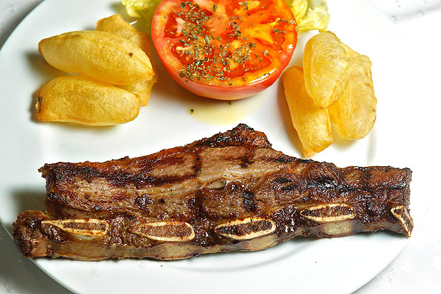 Fil bovino acompanhado de tomates e batata, um dos pratos do restaurante urguaio El Tranva, que fica na Santa Ceclia