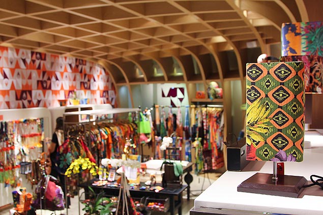 Loja Munny, no Shopping Paulista, que trabalha com estampas multicoloridas em roupas, acessrios e objetos para casa