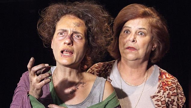 Denise Fraga (esq.) e Claudia Mello em cena da peça "Chorinho", que abre o projeto