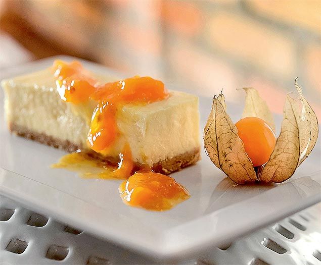 O cheesecake com calda de fsalis (uma fruta colombiana)  uma das opes de sobremesa do novo menu do O Pote